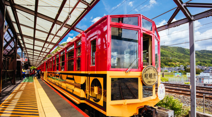รถไฟสายโรแมนติก ซากาโน่ (Sagano Torokko/ Sagano Romantic Train)