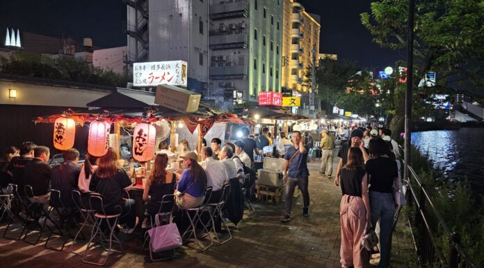 ร้านแผงลอยอาหารริมทาง นาคาซึ (Nakasu Island Yatai)