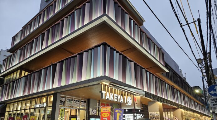 ร้านค้าทาเคยะ (Takeya Discount Store)