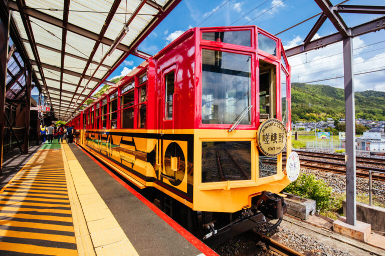 รถไฟสายโรแมนติก ซากาโน่ (Sagano Torokko/ Sagano Romantic Train)