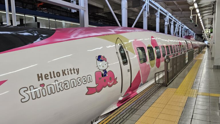 รถไฟสุดคูลสีชมพูหวาน Hello Kitty Shinkansen