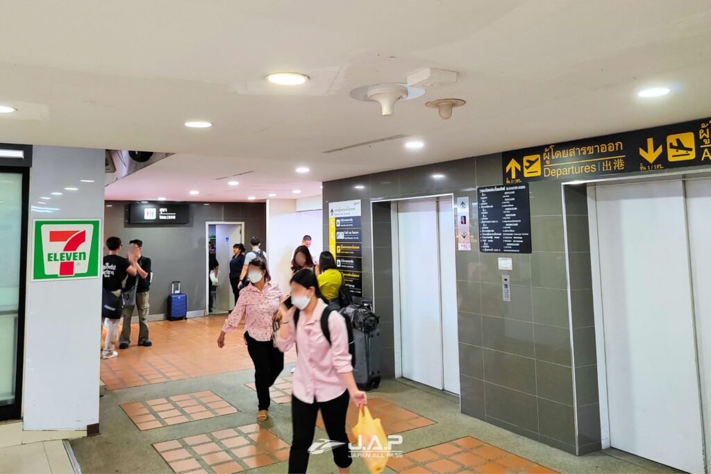 Don Mueang Airport walkway 2