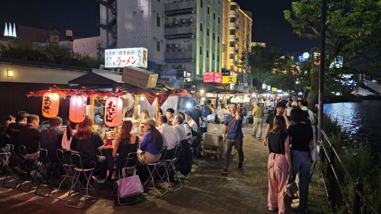 ร้านแผงลอยอาหารริมทาง นาคาซึ (Nakasu Island Yatai)
